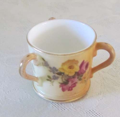 Royal Worcester TYG3-handled cup BLUSH IVORY / APRICOT MINIATURE ENGLAND FLOWER DECORATION 1904.