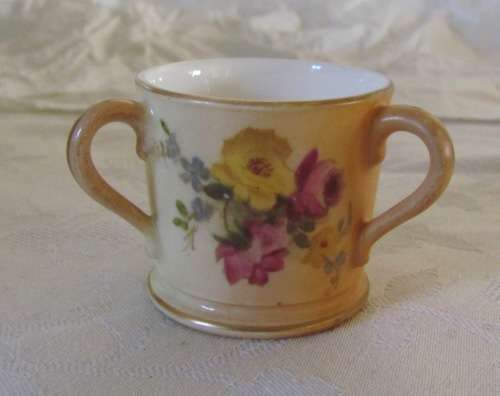 Royal Worcester TYG3-handled cup BLUSH IVORY / APRICOT MINIATURE ENGLAND FLOWER DECORATION 1904.
