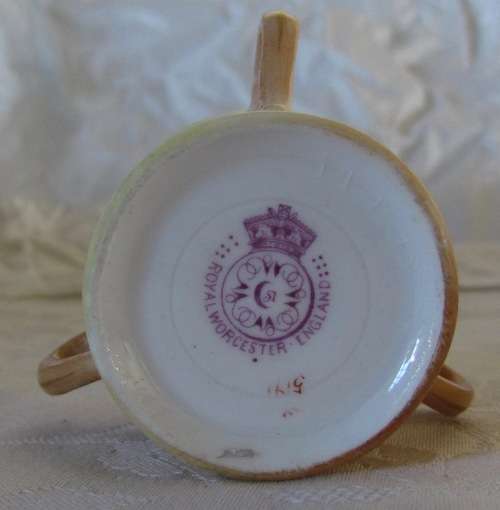 Royal Worcester TYG3-handled cup BLUSH IVORY / APRICOT MINIATURE ENGLAND FLOWER DECORATION 1904.