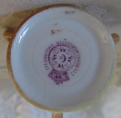 Royal Worcester TYG3-handled cup BLUSH IVORY / APRICOT MINIATURE ENGLAND FLOWER DECORATION 1904.