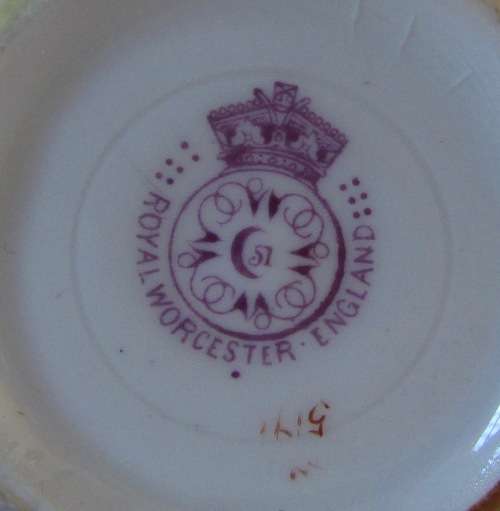 Royal Worcester TYG3-handled cup BLUSH IVORY / APRICOT MINIATURE ENGLAND FLOWER DECORATION 1904.