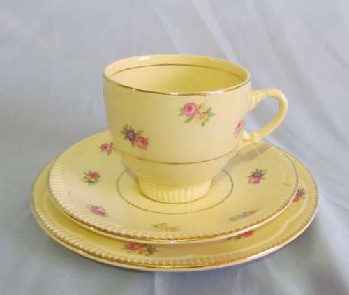 CLARICE CLIFF=TEA SET=Newport Pottery=18 pieces=5 TRIOS=MILK=SUGAR=CAKE=England=Flowers=ROSES=FLORAL