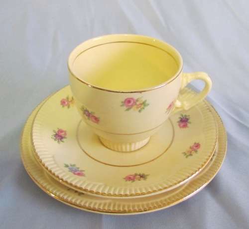 CLARICE CLIFF=TEA SET=Newport Pottery=18 pieces=5 TRIOS=MILK=SUGAR=CAKE=England=Flowers=ROSES=FLORAL