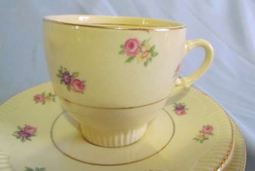 CLARICE CLIFF=TEA SET=Newport Pottery=18 pieces=5 TRIOS=MILK=SUGAR=CAKE=England=Flowers=ROSES=FLORAL