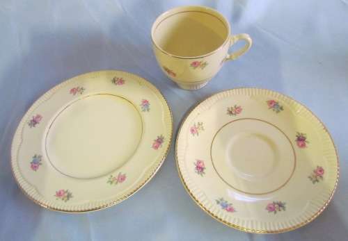 CLARICE CLIFF=TEA SET=Newport Pottery=18 pieces=5 TRIOS=MILK=SUGAR=CAKE=England=Flowers=ROSES=FLORAL