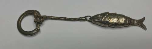 KEYRING FOR THE FISHERMEN!!! Moving linked fish!!! Looks like brass? 108mm long.