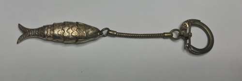 KEYRING FOR THE FISHERMEN!!! Moving linked fish!!! Looks like brass? 108mm long.