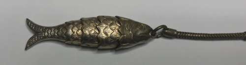 KEYRING FOR THE FISHERMEN!!! Moving linked fish!!! Looks like brass? 108mm long.