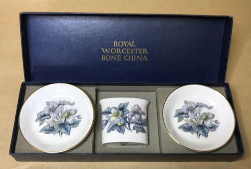 ROYAL WORCESTER BOXED SET 3 PIECES 2 PIN DISHES TOOTHPICK HOLDER FLORAL FLOWERS LEAVES PLANTS.