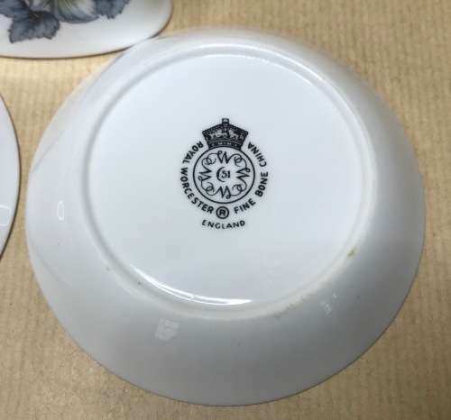ROYAL WORCESTER BOXED SET 3 PIECES 2 PIN DISHES TOOTHPICK HOLDER FLORAL FLOWERS LEAVES PLANTS.
