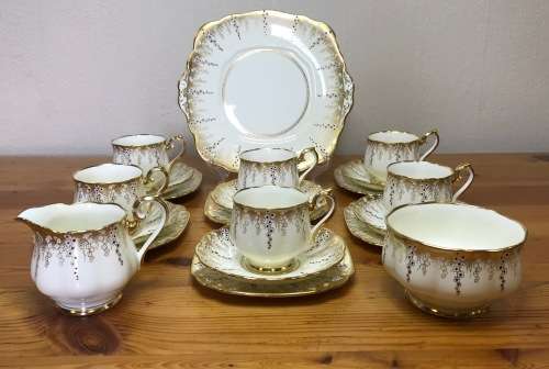 ROYAL ALBERT=APRIL SHOWERS=COBALT BLUE DOTS=1927-1935=9551=REG. NO. 769616=EXCELLENT CONDITION=RARE!