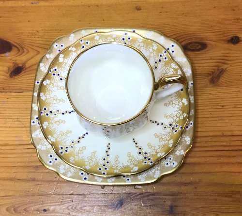 ROYAL ALBERT=APRIL SHOWERS=COBALT BLUE DOTS=1927-1935=9551=REG. NO. 769616=EXCELLENT CONDITION=RARE!