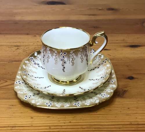 ROYAL ALBERT=APRIL SHOWERS=COBALT BLUE DOTS=1927-1935=9551=REG. NO. 769616=EXCELLENT CONDITION=RARE!