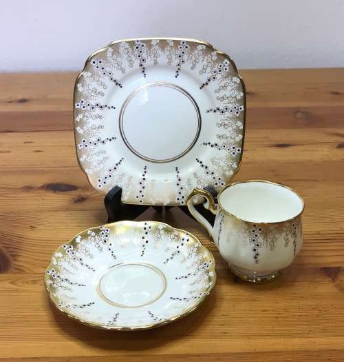 ROYAL ALBERT=APRIL SHOWERS=COBALT BLUE DOTS=1927-1935=9551=REG. NO. 769616=EXCELLENT CONDITION=RARE!