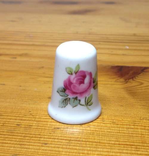 THIMBLE PORCELAIN CROWN STAFFORDSHIRE ENGLAND FLOWERS ROSE PANSY SEWING NEEDLEWORK