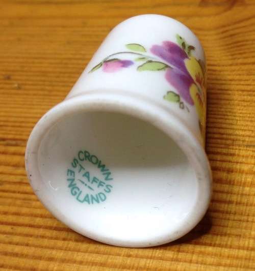 THIMBLE PORCELAIN CROWN STAFFORDSHIRE ENGLAND FLOWERS ROSE PANSY SEWING NEEDLEWORK