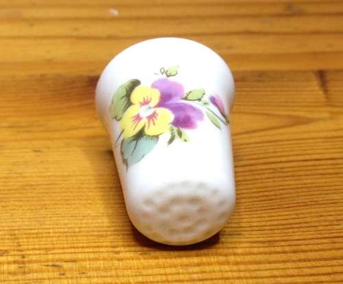 THIMBLE PORCELAIN CROWN STAFFORDSHIRE ENGLAND FLOWERS ROSE PANSY SEWING NEEDLEWORK