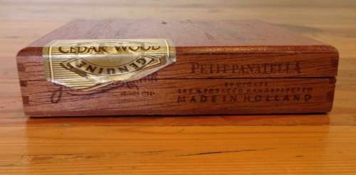 CIGAR BOX=WOODEN=CEDAR WOOD=JUSTUS van MAURIK=PETIT PANATELLA=HOLLAND=EMPTY=USED=OPENED.