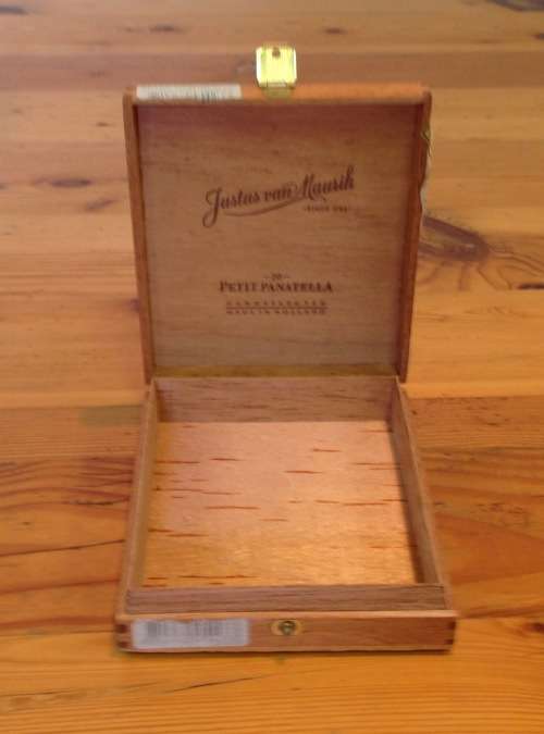 CIGAR BOX=WOODEN=CEDAR WOOD=JUSTUS van MAURIK=PETIT PANATELLA=HOLLAND=EMPTY=USED=OPENED.