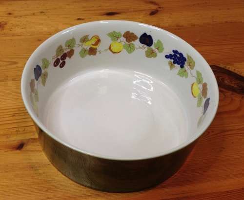 BOWL ITALIAN FRUIT DECORATION INNER and GREEN OUTER MADE in ITALY SALAD SERVING SOUP VEGETABLES.