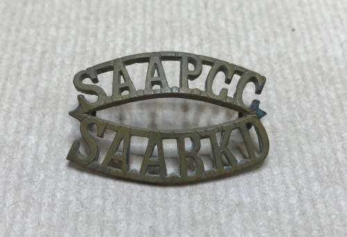 SADF BADGE SOUTH AFRICA ADMINISTRATIVE PAY and CLERICAL CORPS SHOULDER TITLE BRASS English Afrikaans