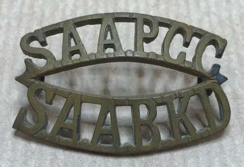 SADF BADGE SOUTH AFRICA ADMINISTRATIVE PAY and CLERICAL CORPS SHOULDER TITLE BRASS English Afrikaans
