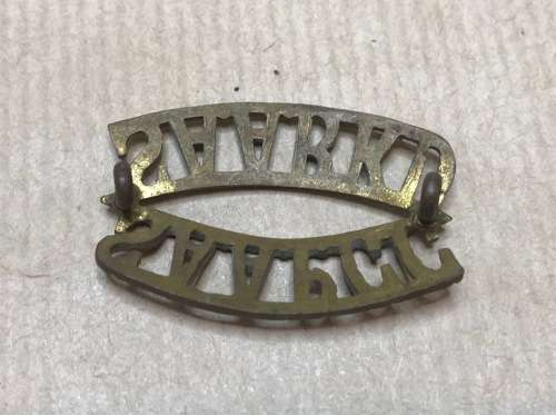 SADF BADGE SOUTH AFRICA ADMINISTRATIVE PAY and CLERICAL CORPS SHOULDER TITLE BRASS English Afrikaans