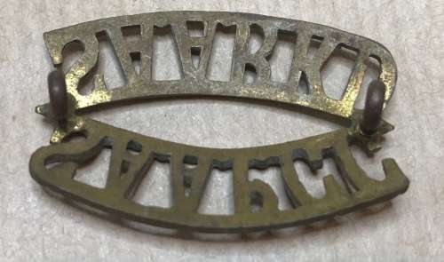SADF BADGE SOUTH AFRICA ADMINISTRATIVE PAY and CLERICAL CORPS SHOULDER TITLE BRASS English Afrikaans
