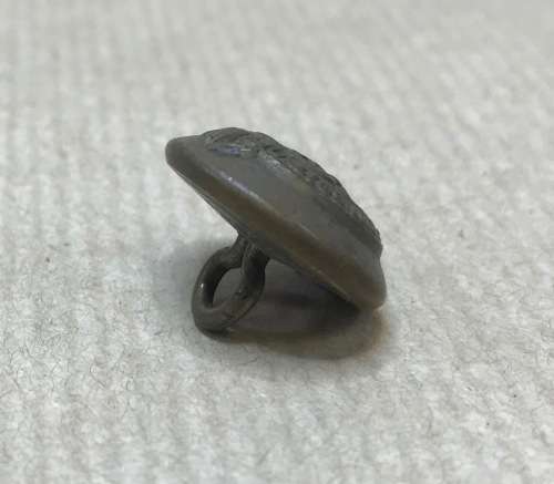 BRITISH MILITARY BRASS BUTTON 17.5mm WORLD WAR 2 GVR COLONELS and BRIGADIERS GREAT BRITAIN.