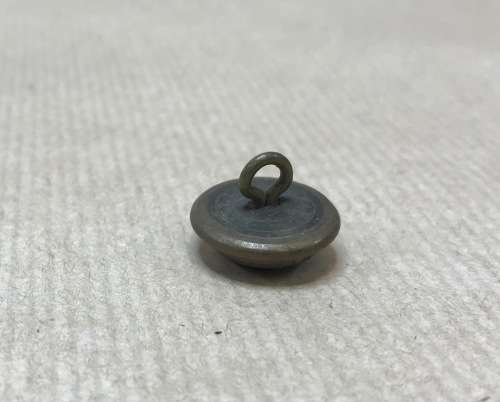 BRITISH MILITARY BRASS BUTTON 17.5mm WORLD WAR 2 GVR COLONELS and BRIGADIERS GREAT BRITAIN.