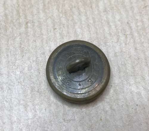BRITISH MILITARY BRASS BUTTON 17.5mm WORLD WAR 2 GVR COLONELS and BRIGADIERS GREAT BRITAIN.