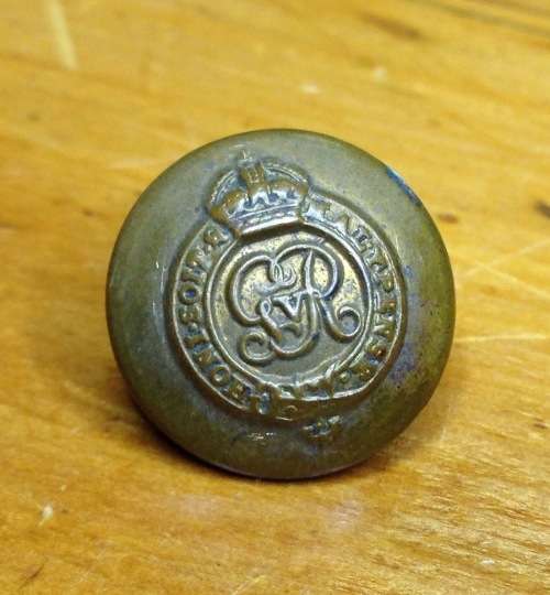 BRITISH MILITARY BRASS BUTTON 15.5mm WORLD WAR 2 GVR COLONELS and BRIGADIERS GREAT BRITAIN.