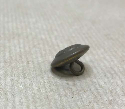 BRITISH MILITARY BRASS BUTTON 15.5mm WORLD WAR 2 GVR COLONELS and BRIGADIERS GREAT BRITAIN.