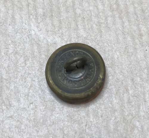 BRITISH MILITARY BRASS BUTTON 15.5mm WORLD WAR 2 GVR COLONELS and BRIGADIERS GREAT BRITAIN.