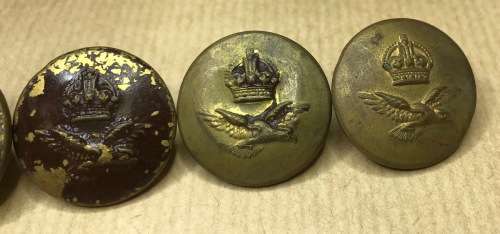 ROYAL AIRFORCE KING`s CROWN 5 x Military Brass Uniform Buttons 25mm diameter ENGLAND GREAT BRITAIN.