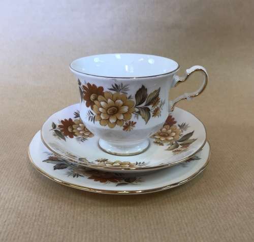 QUEEN ANNE TEA TRIO x 1 Made in ENGLAND BONE CHINA Pretty Floral decoration!