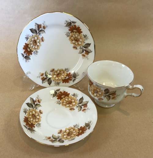 QUEEN ANNE TEA TRIO x 1 Made in ENGLAND BONE CHINA Pretty Floral decoration!