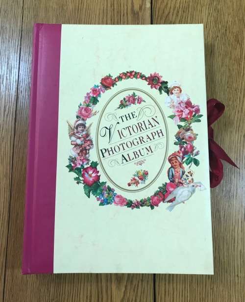 THE VICTORIAN PHOTOGRAPH ALBUM=PHOTO'S=1997.