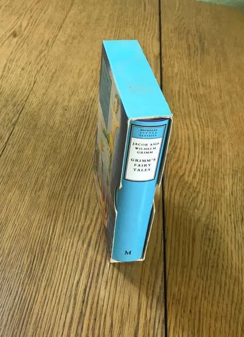 GRIMM`S FAIRY TALES COLLECTED by JACOB and WILHELM GRIMM MACMILLAN LITTLE CLASSICS TREASURE ISLAND.