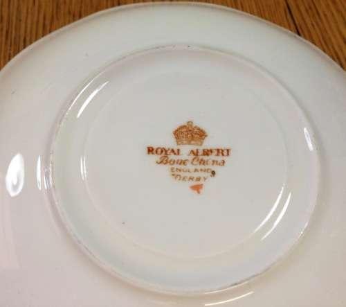 ROYAL ALBERT DERBY IMARI STYLE SAUCER BONE CHINA 1950`s - 1960`s ENGLAND TEA.