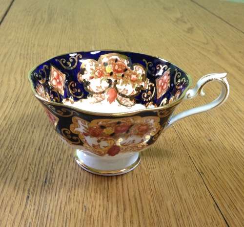 ROYAL ALBERT=HEIRLOOM=1 x TEA CUP ONLY=1979 - 2001=CUP SHAPE=DORIS=ENGLAND.