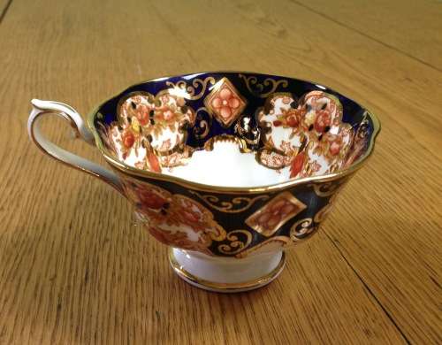 ROYAL ALBERT=HEIRLOOM=1 x TEA CUP ONLY=1979 - 2001=CUP SHAPE=DORIS=ENGLAND.