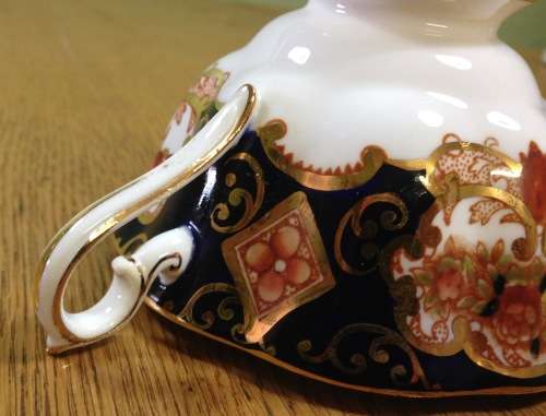 ROYAL ALBERT=HEIRLOOM=1 x TEA CUP ONLY=1979 - 2001=CUP SHAPE=DORIS=ENGLAND.
