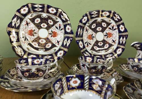 MAGNIFICENT IMARI TEA SET 40pc STEPHEN CLIVE? DERBY STYLE ENGLAND 12x TRIOS 2x CAKE Large MILK SUGAR
