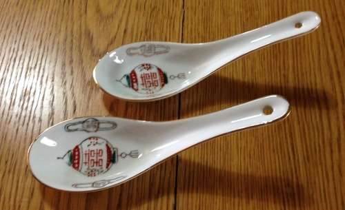ORIENTAL PORCELAIN TAIWANESE SPOONS x 2.