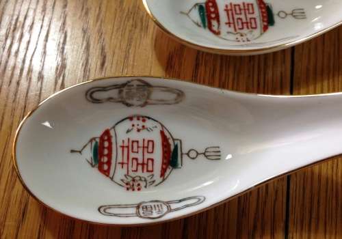 ORIENTAL PORCELAIN TAIWANESE SPOONS x 2.
