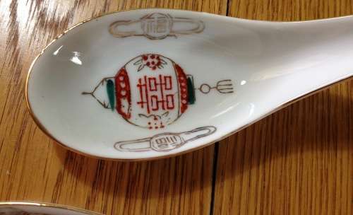 ORIENTAL PORCELAIN TAIWANESE SPOONS x 2.