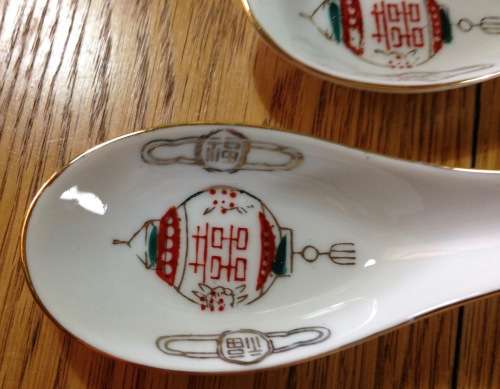 ORIENTAL PORCELAIN TAIWANESE SPOONS x 2.