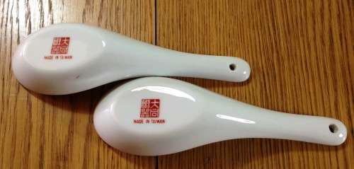 ORIENTAL PORCELAIN TAIWANESE SPOONS x 2.
