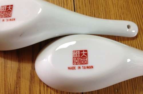 ORIENTAL PORCELAIN TAIWANESE SPOONS x 2.